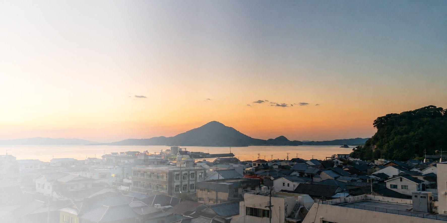松山の港町の夕景